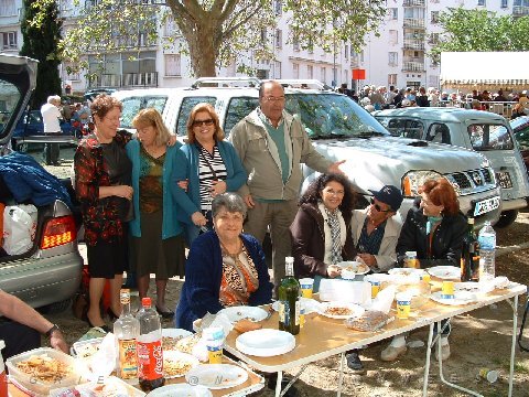 NIMES 2008 023 CONVERSATION DE QUARTIER.jpg